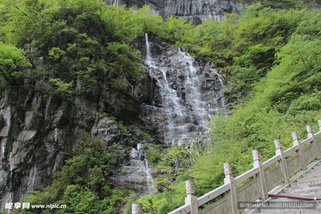 山间瀑布旁的观景步道