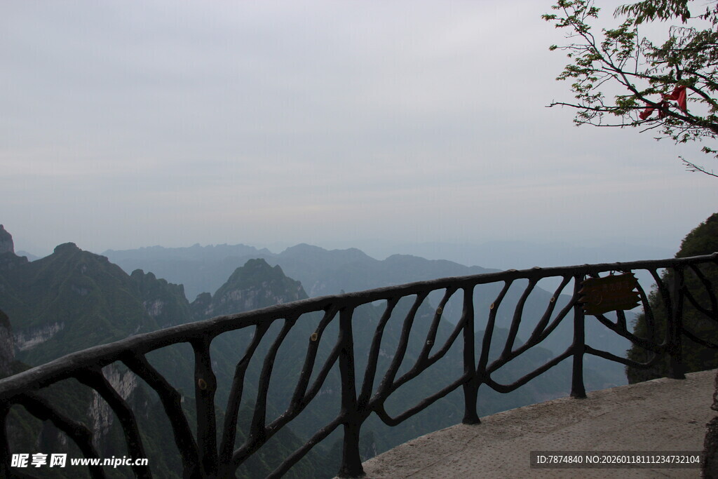 山间观景台俯瞰壮丽景色
