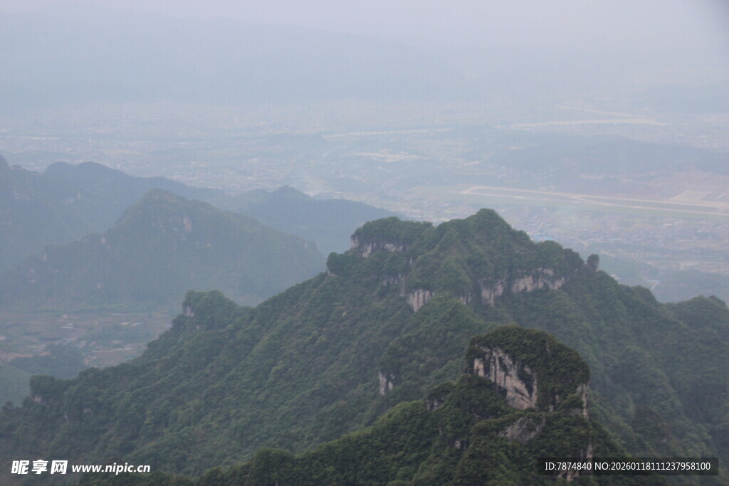山峦叠翠间的蜿蜒山路