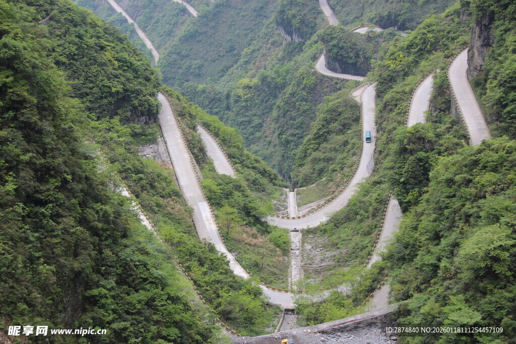 山间蜿蜒盘旋的壮丽公路