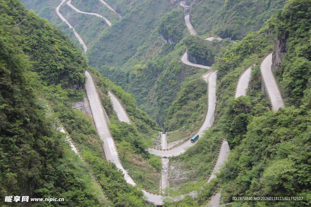 蜿蜒山间公路美景