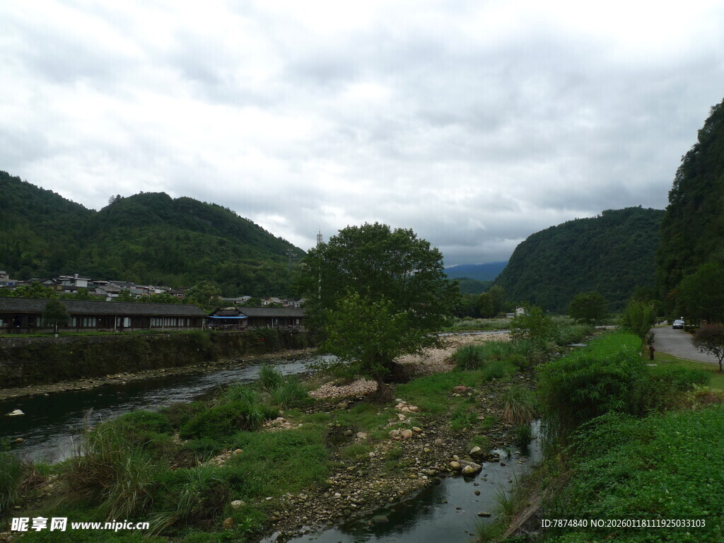山间溪流旁的宁静村落