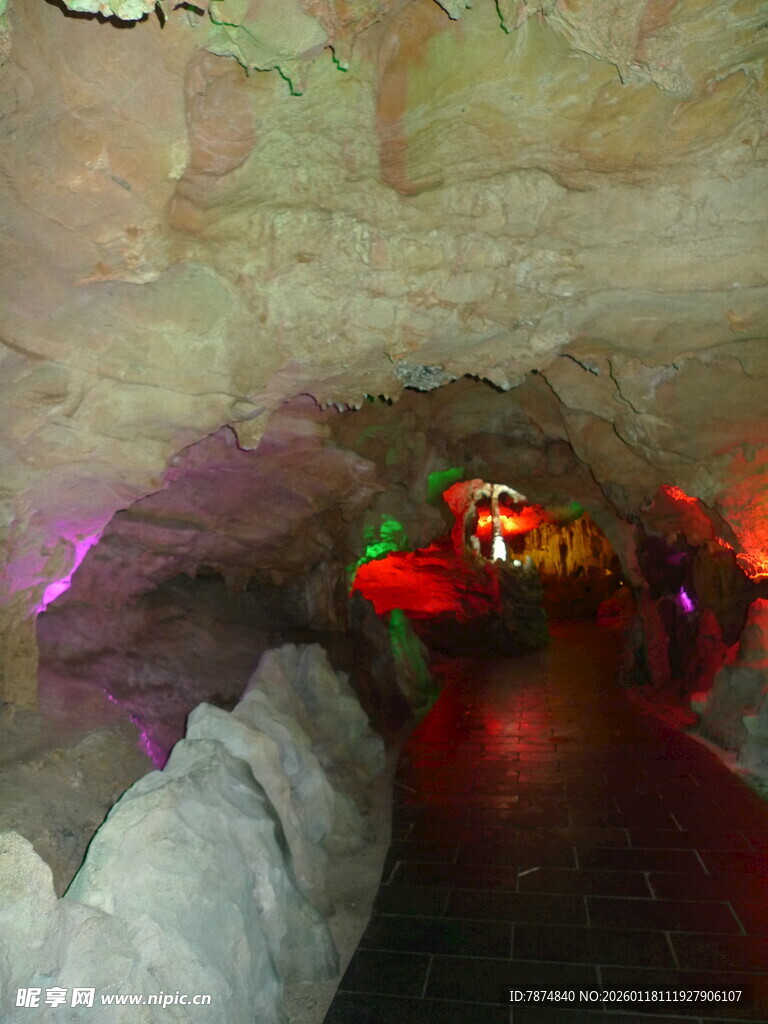 梦幻溶洞内的绚丽景观