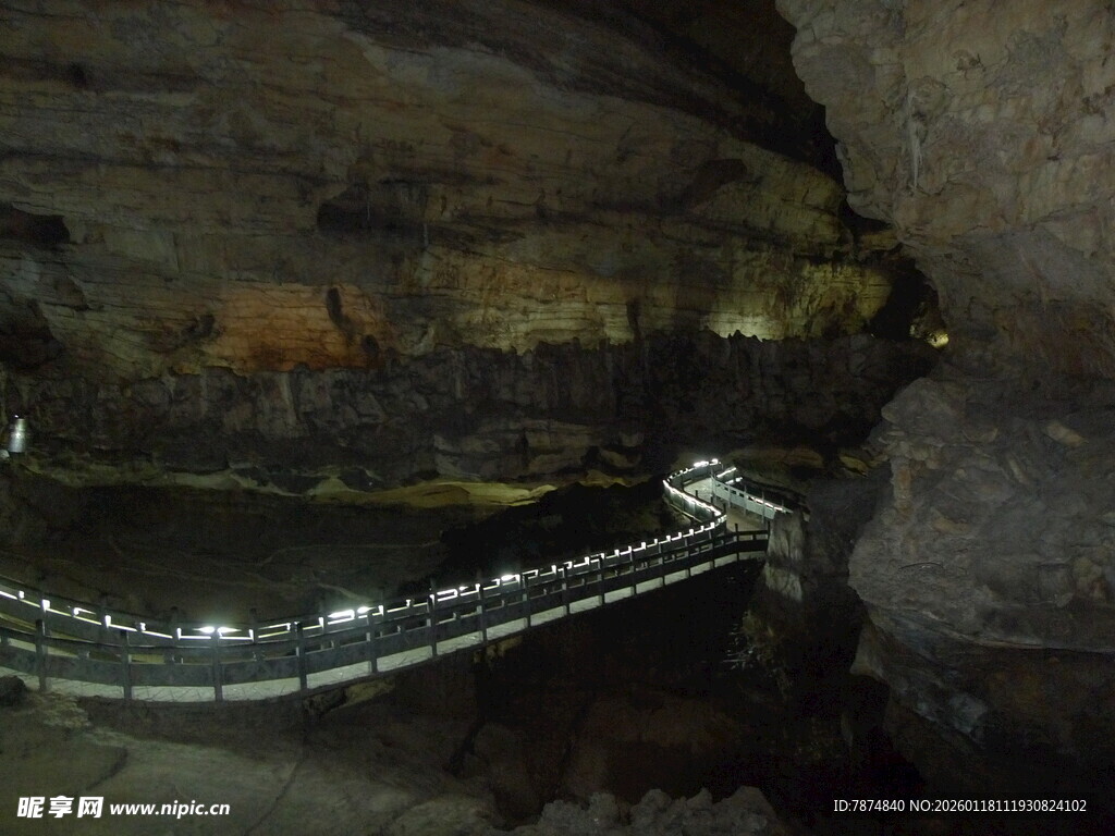 地下溶洞中的观景栈道