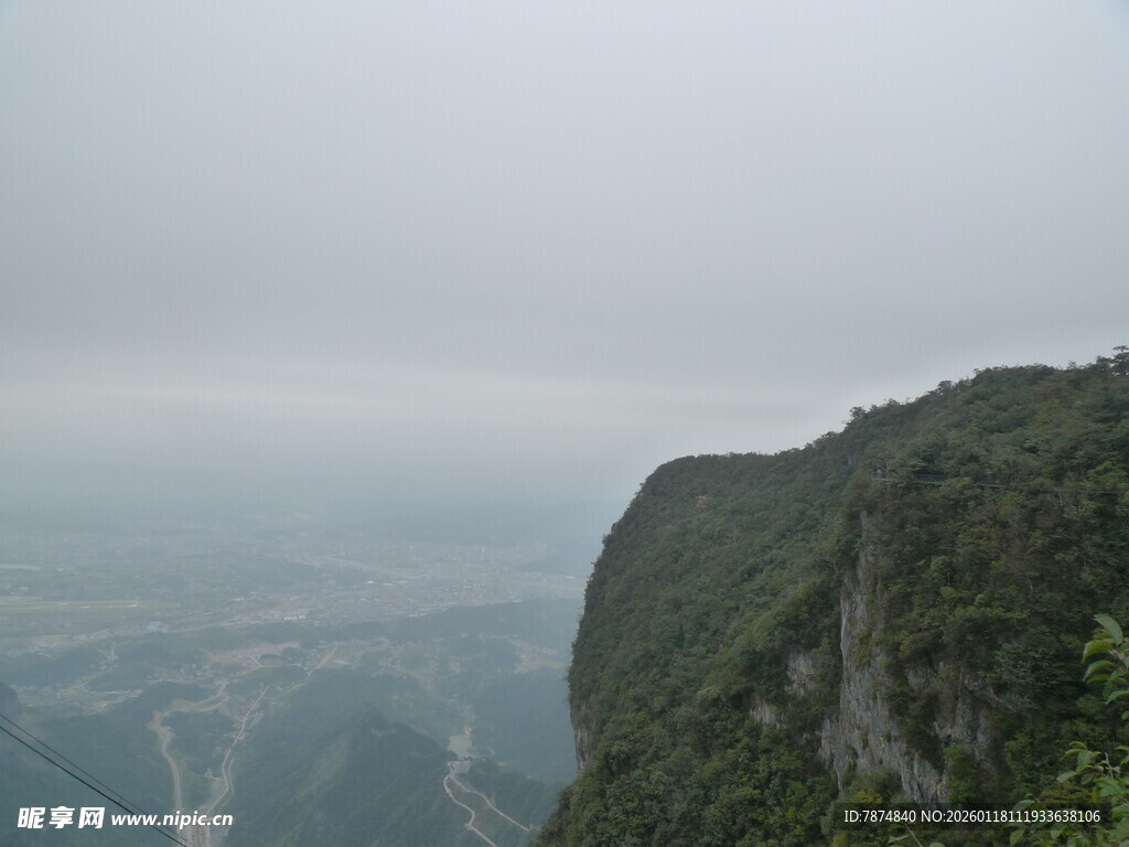 悬崖边的壮阔山景