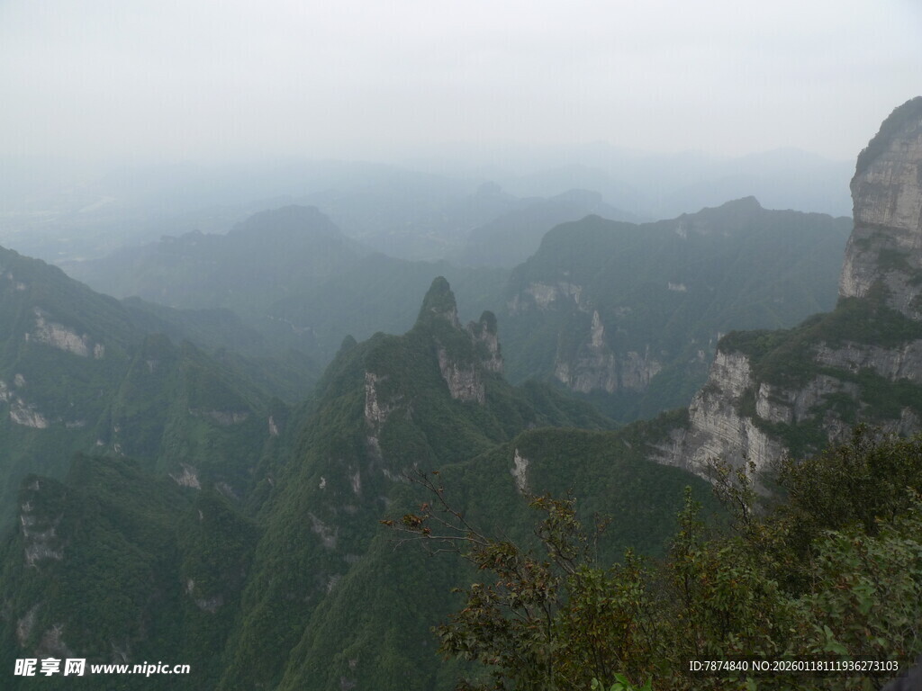 云雾缭绕的壮美山峦