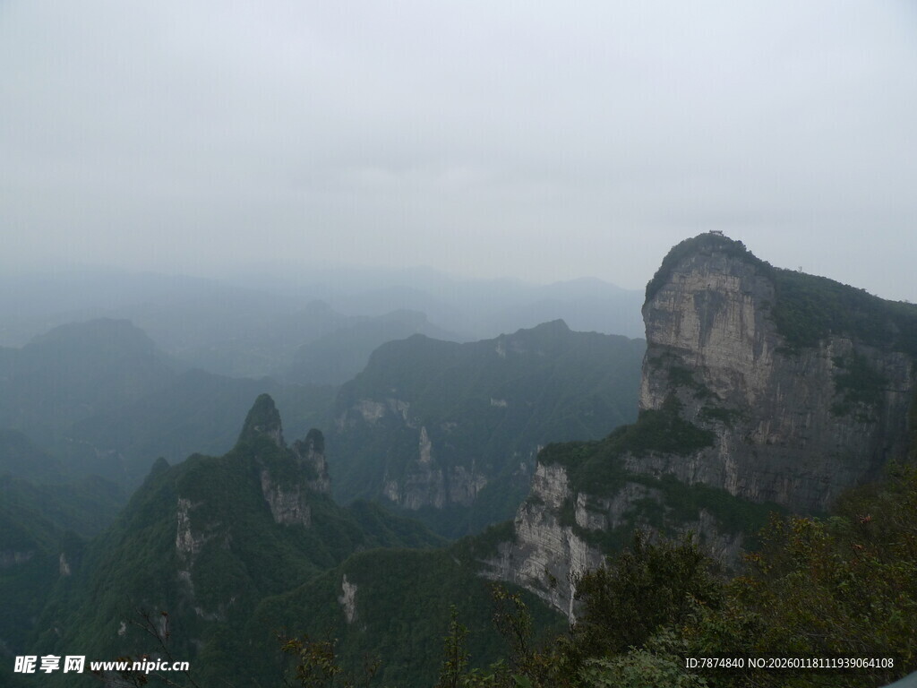 云雾缭绕的壮丽山峦