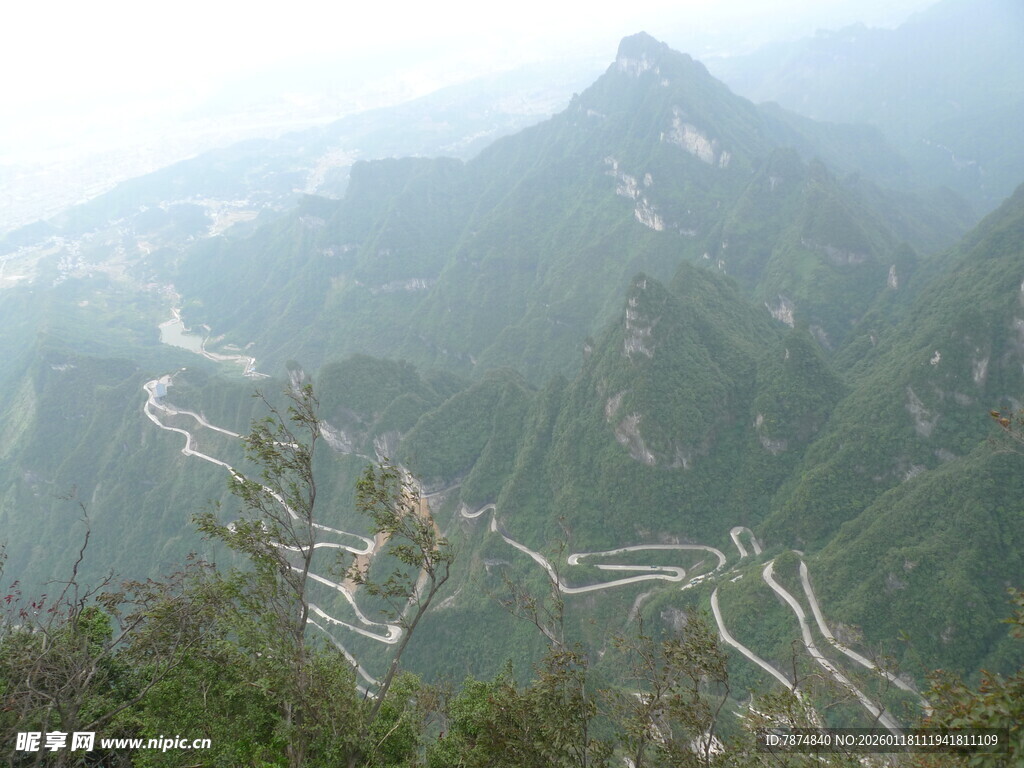 山间蜿蜒公路 壮美风光