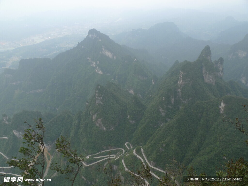 壮丽山峦景观