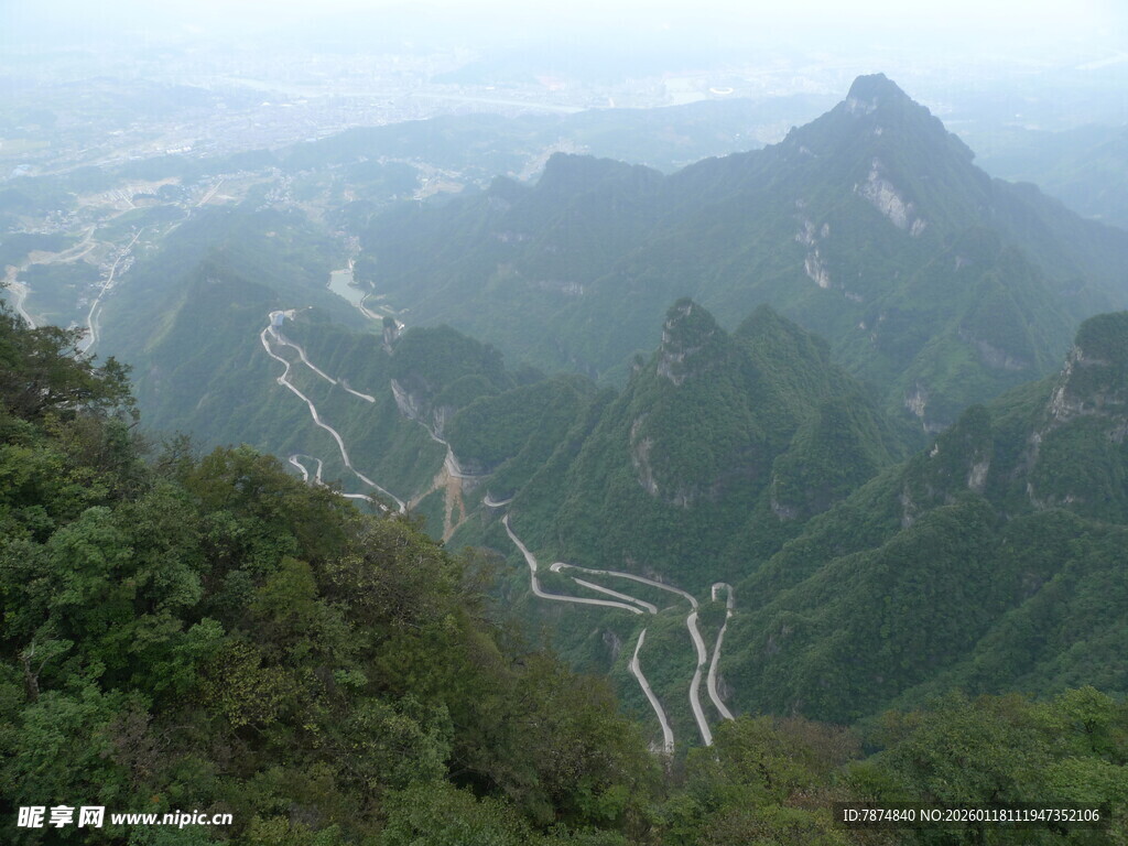 俯瞰山间蜿蜒公路美景