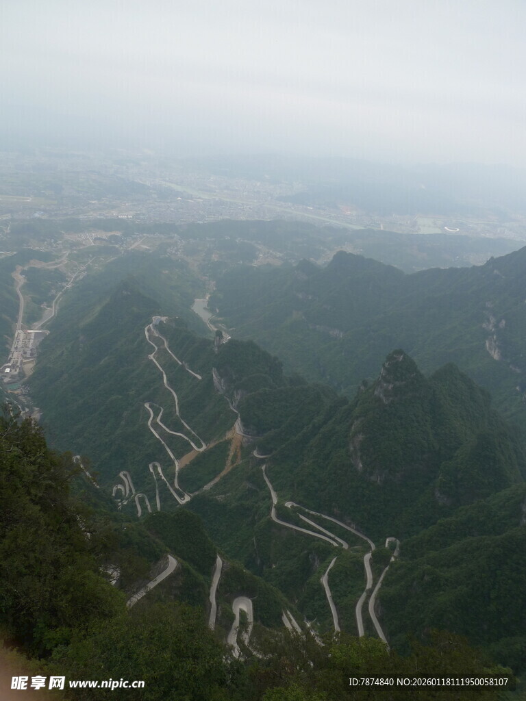 俯瞰山间蜿蜒公路美景