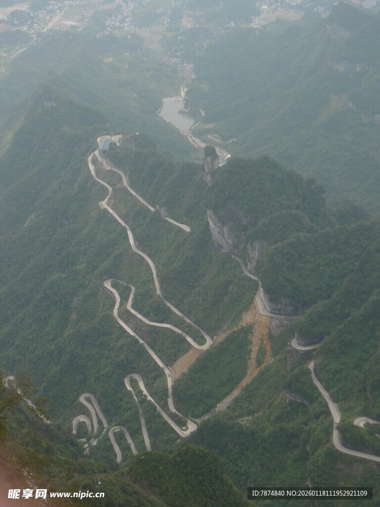 山间蜿蜒盘旋的壮丽公路