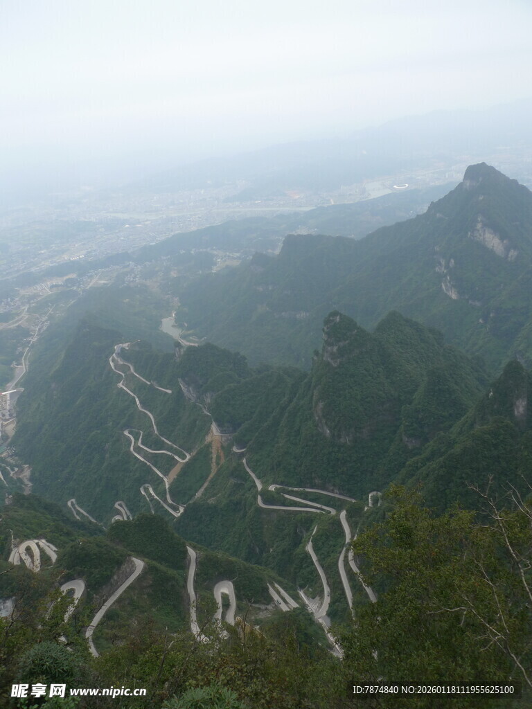 俯瞰山间蜿蜒公路美景
