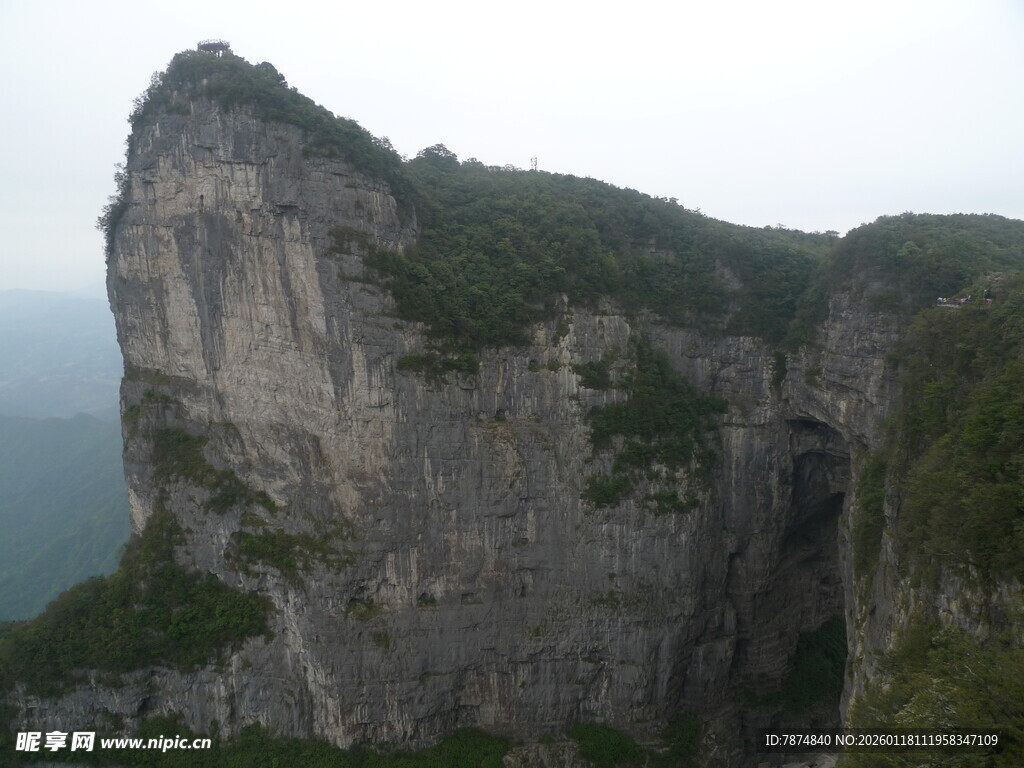 巍峨险峻的悬崖峭壁