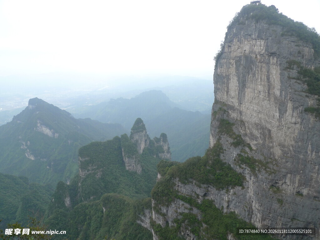 巍峨险峻的壮丽山峰景观