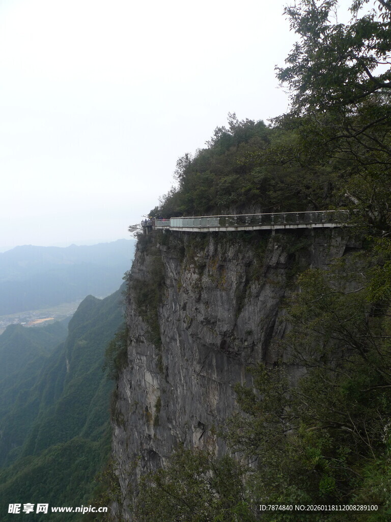 悬崖边的观景栈道