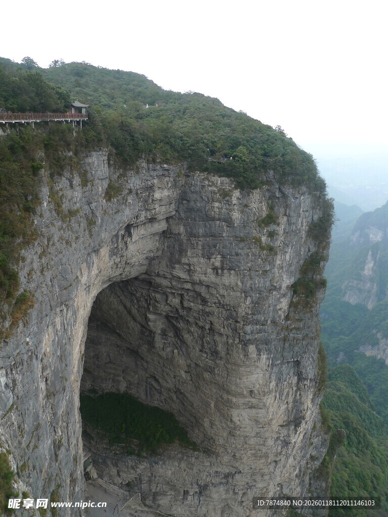 悬崖上的天然石洞奇观