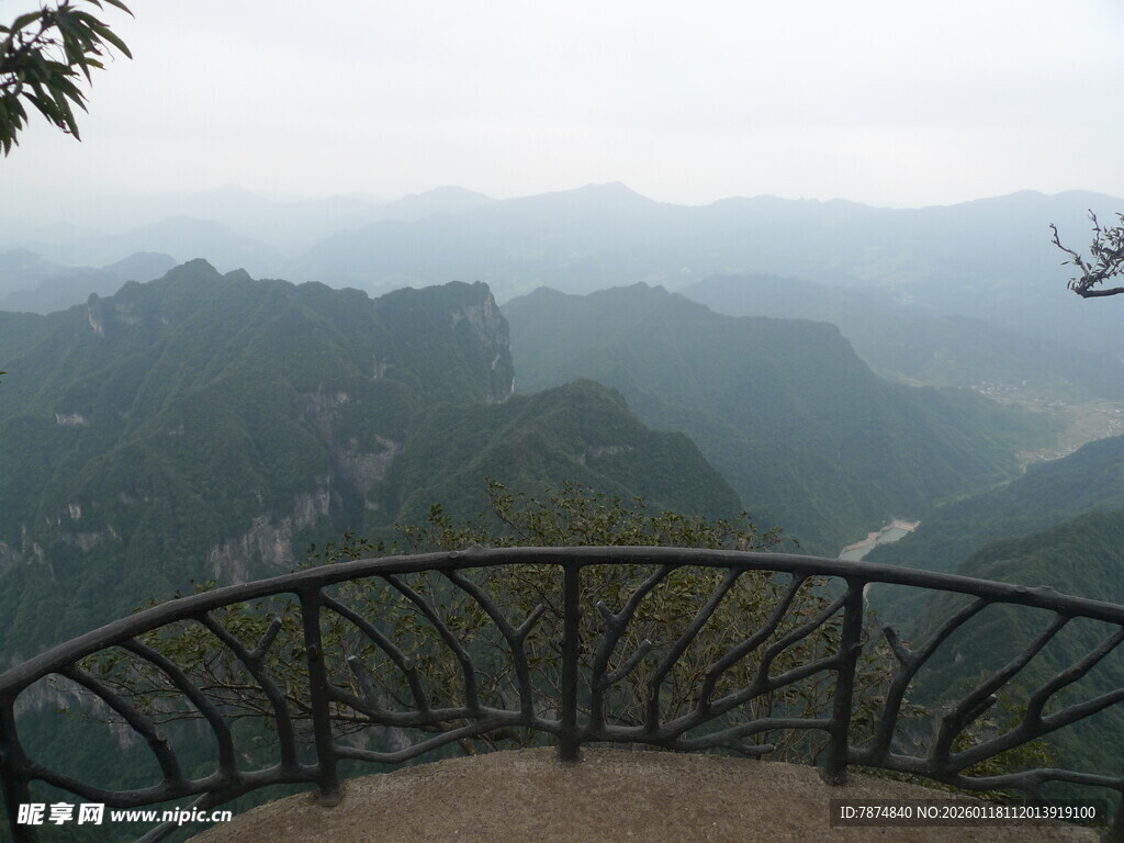 俯瞰山间美景的观景平台