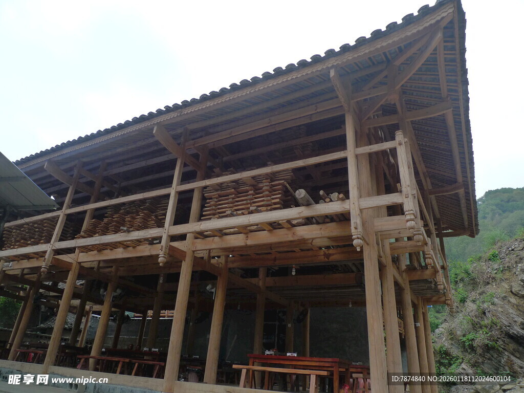传统木质吊脚楼建筑