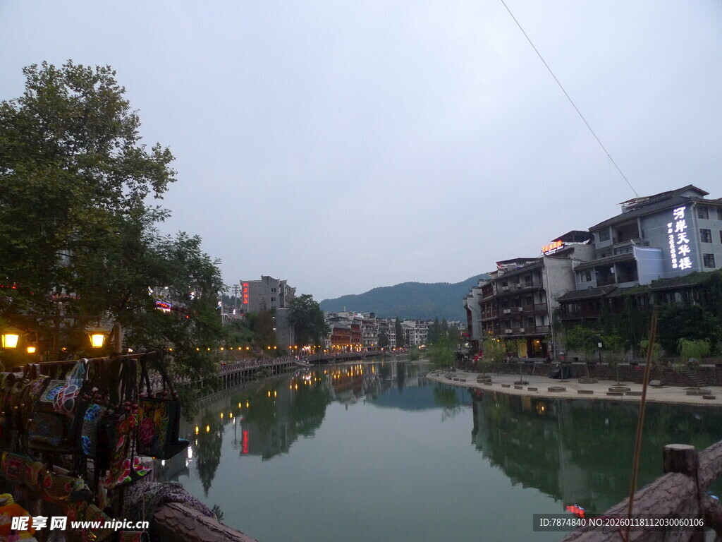 河畔古村夜景