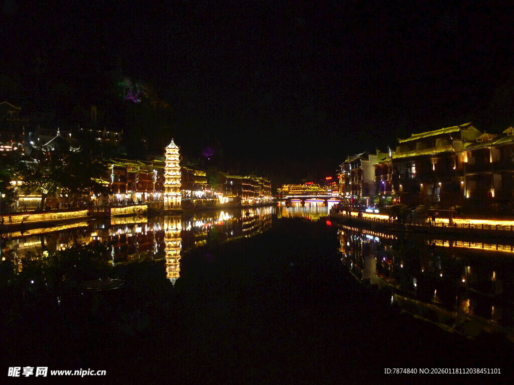 古镇夜景 水面倒映璀璨灯火