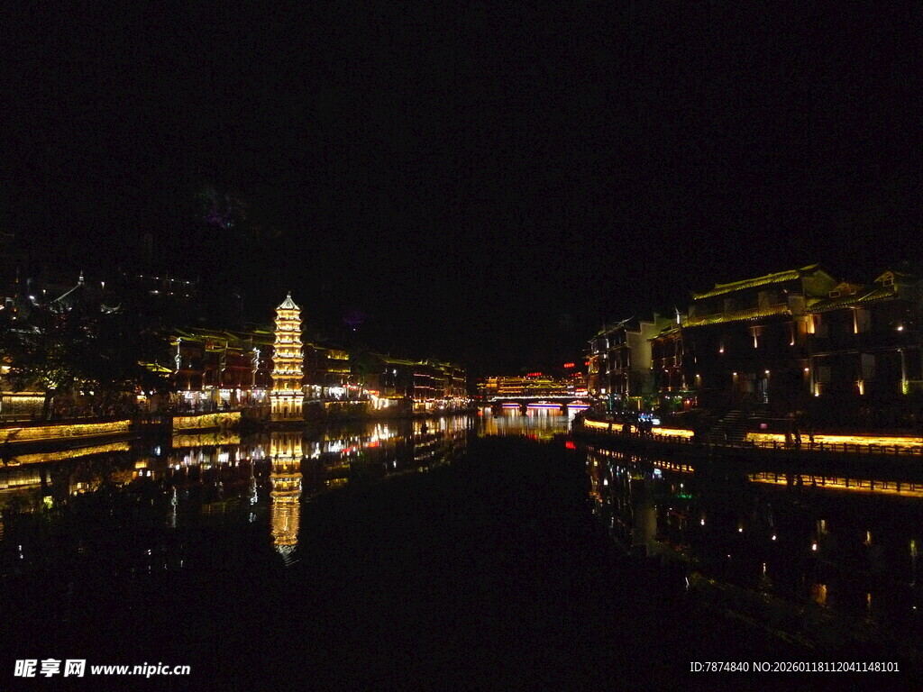 夜晚河畔璀璨灯光倒影