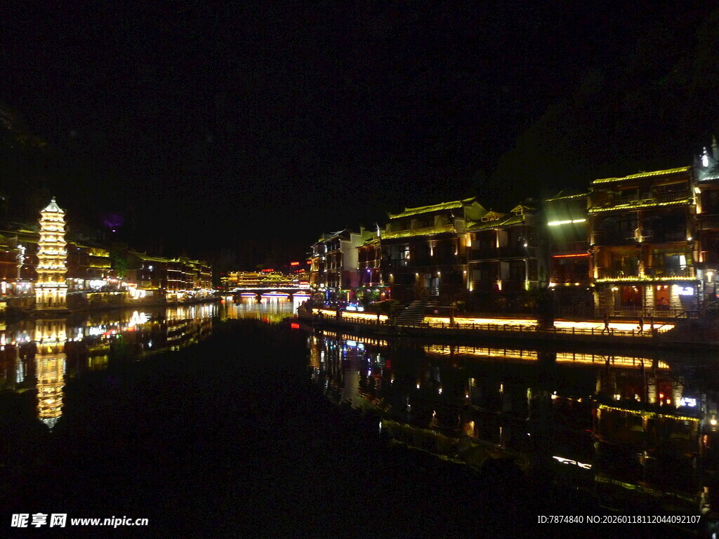 水乡夜景 灯火璀璨映河面