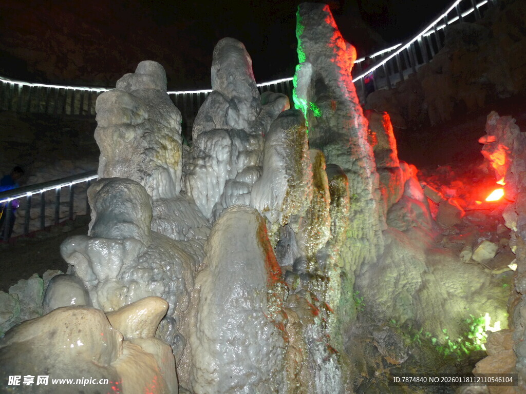 夜间灯光下的奇特石雕景观