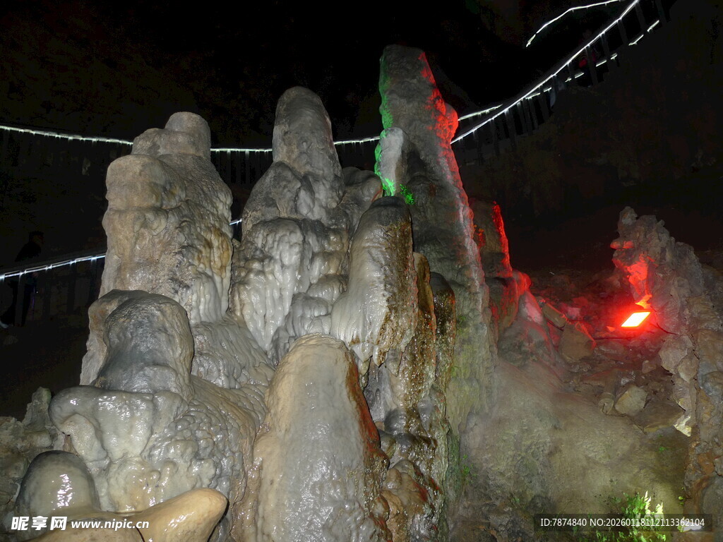 夜间奇幻石林景观
