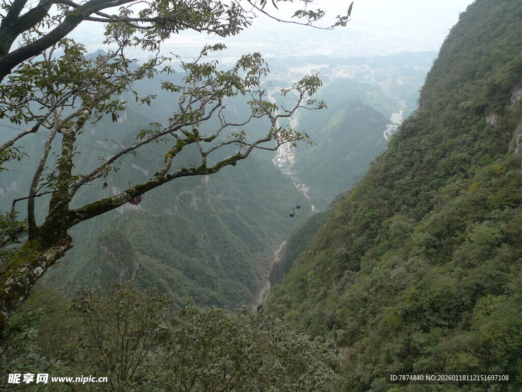 山间峡谷风景