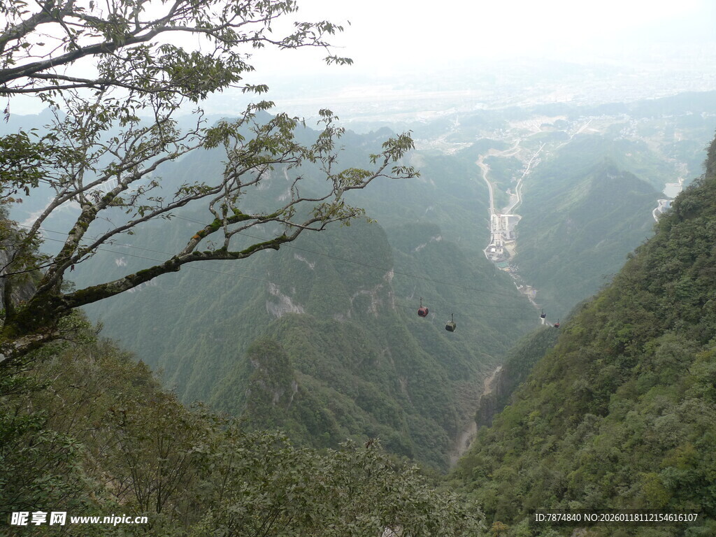 俯瞰山间壮美峡谷景观