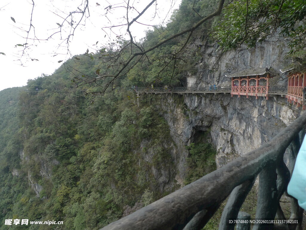 悬崖栈道 山间独特风景线