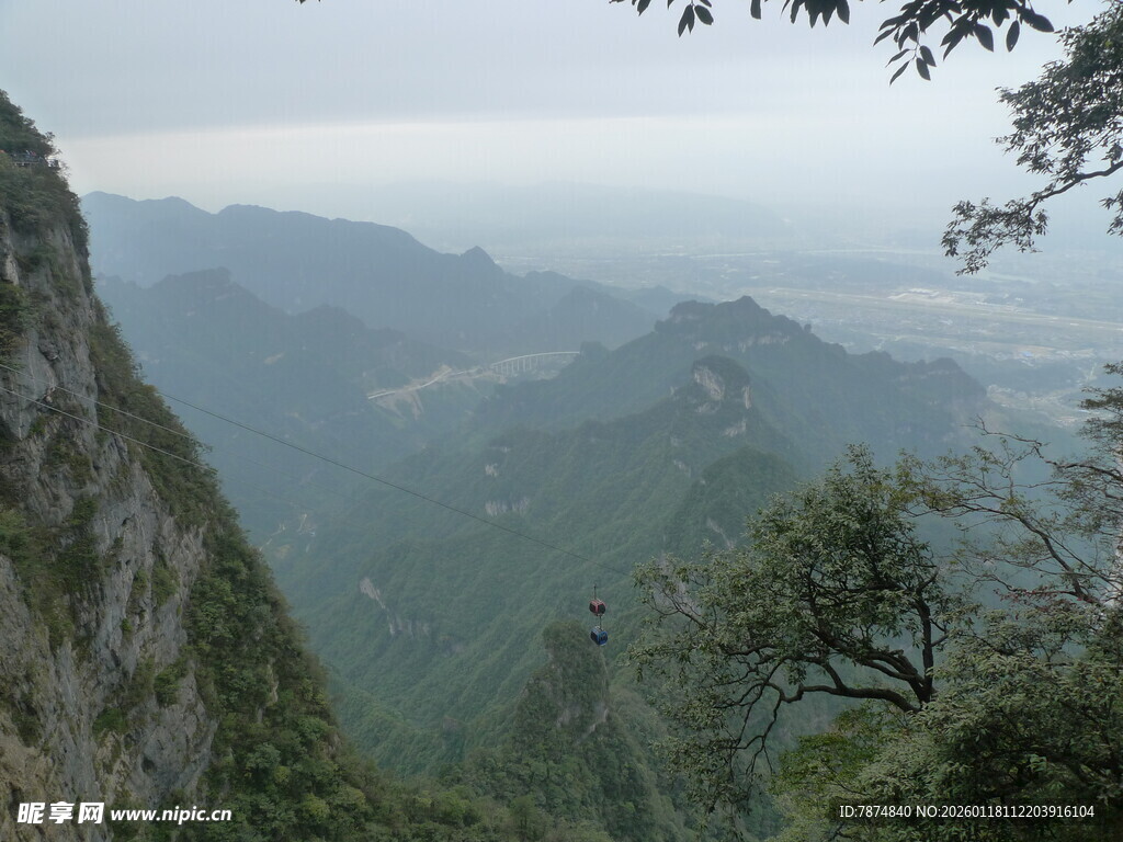 山间景致 远眺壮阔山峦