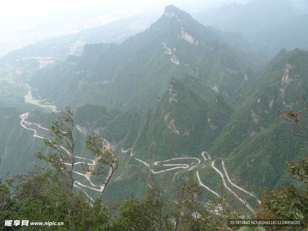 山间蜿蜒公路 壮美风光