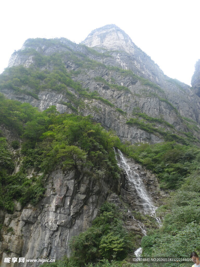 巍峨青山瀑布景观