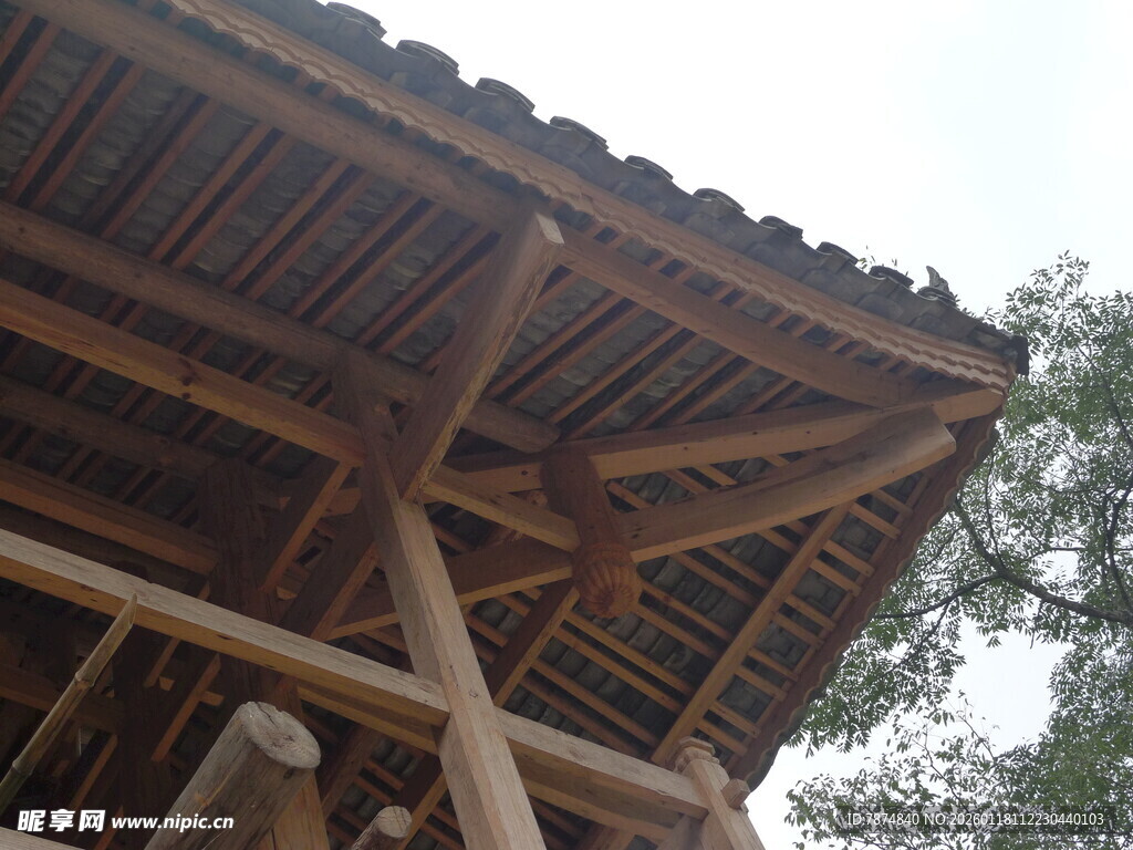传统木制屋顶建筑一角