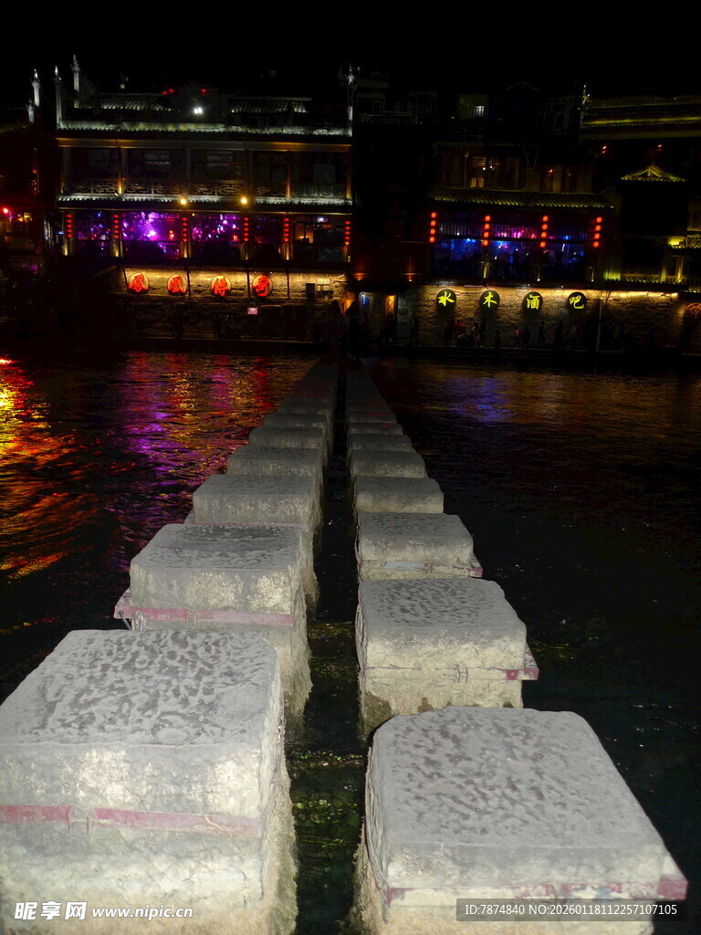 夜晚河畔的石墩步道