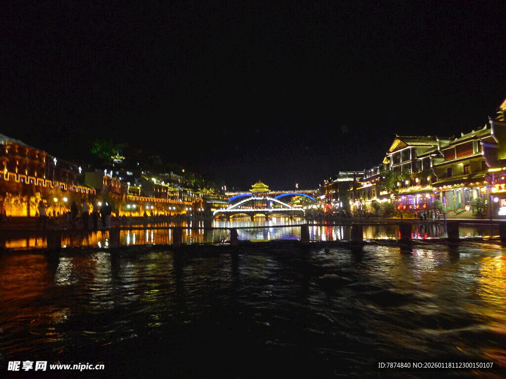 夜晚河畔璀璨灯火夜景
