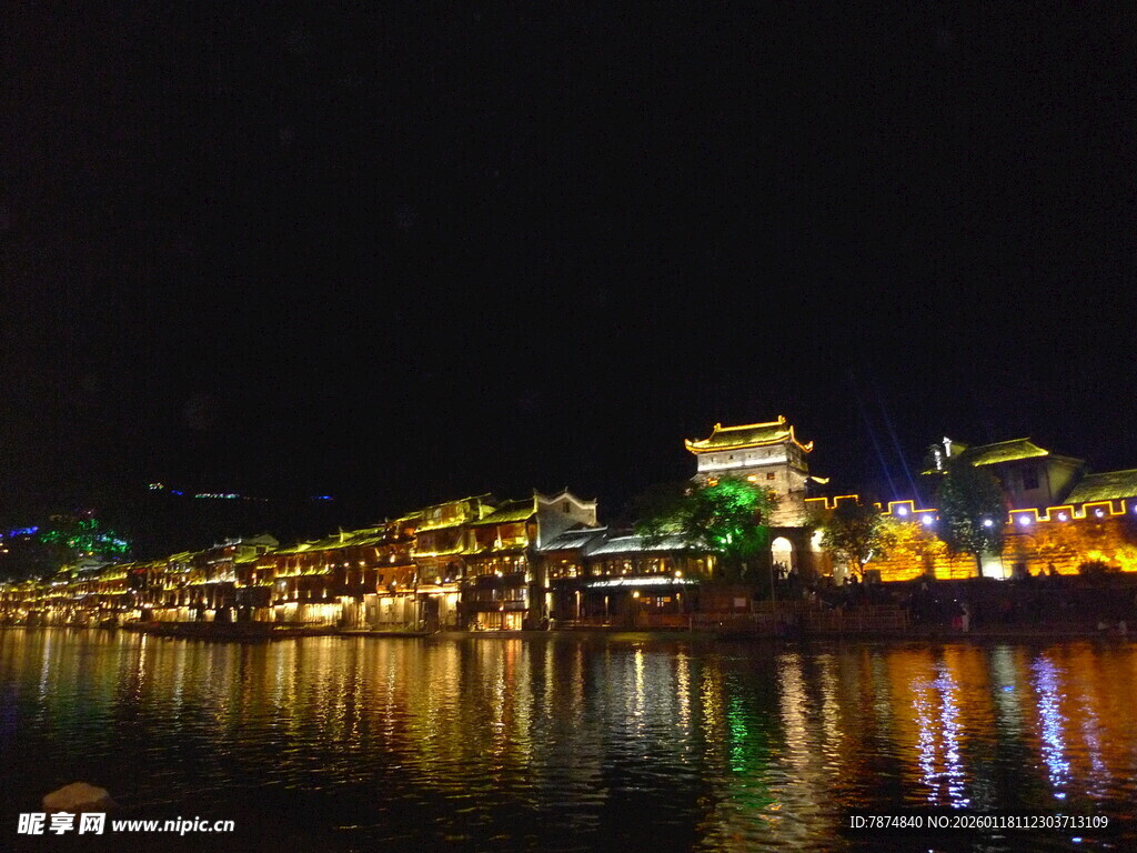 古镇夜景 水面倒映璀璨灯火