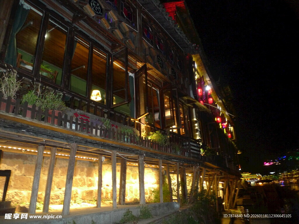 夜晚河畔璀璨灯光的建筑