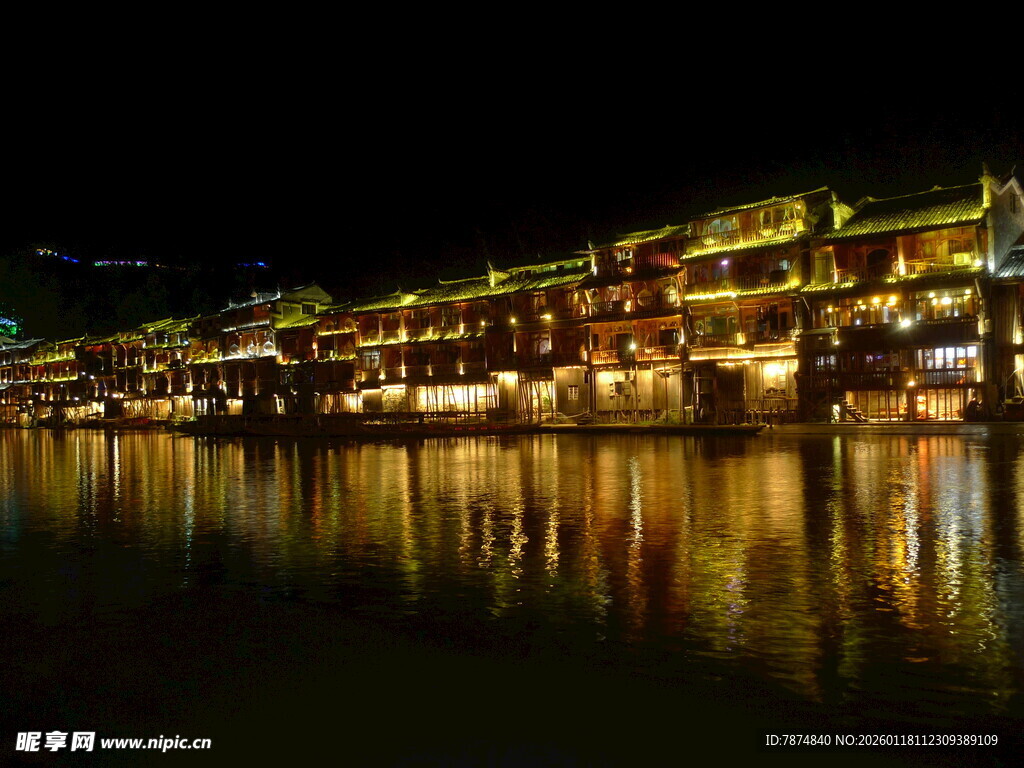 古镇夜景倒映在平静水面