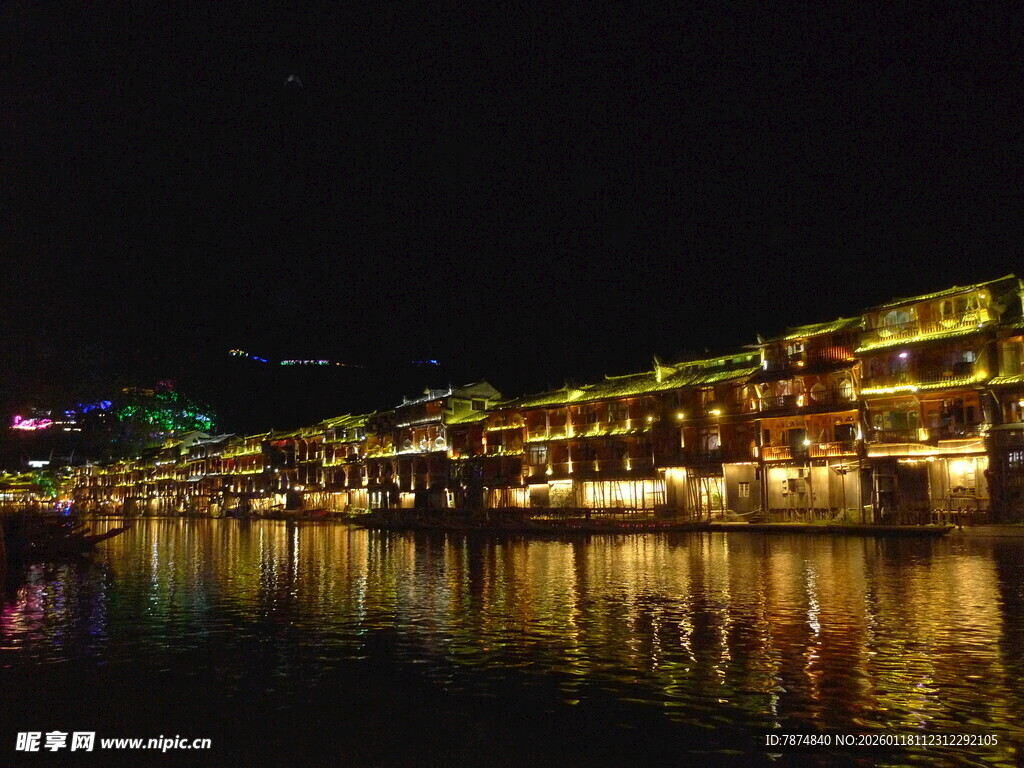古镇夜景的湖岸璀璨灯火