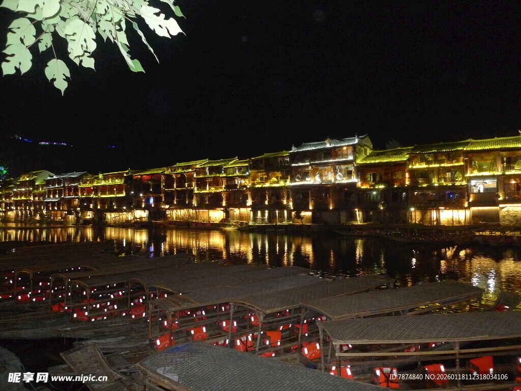 古镇夜景 河上漂浮许愿灯