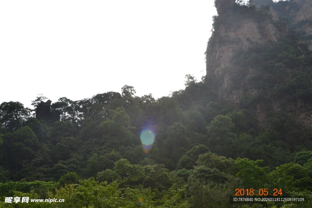 山林间的巍峨峭壁