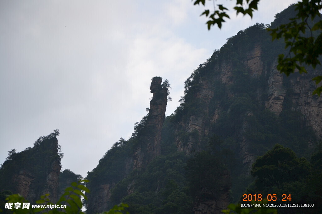 奇峰耸立的壮丽山景