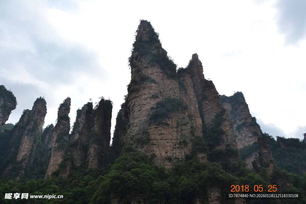 奇峰罗列的壮观山景