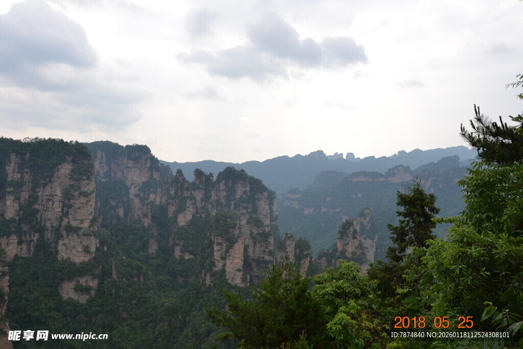 壮丽山峦景观