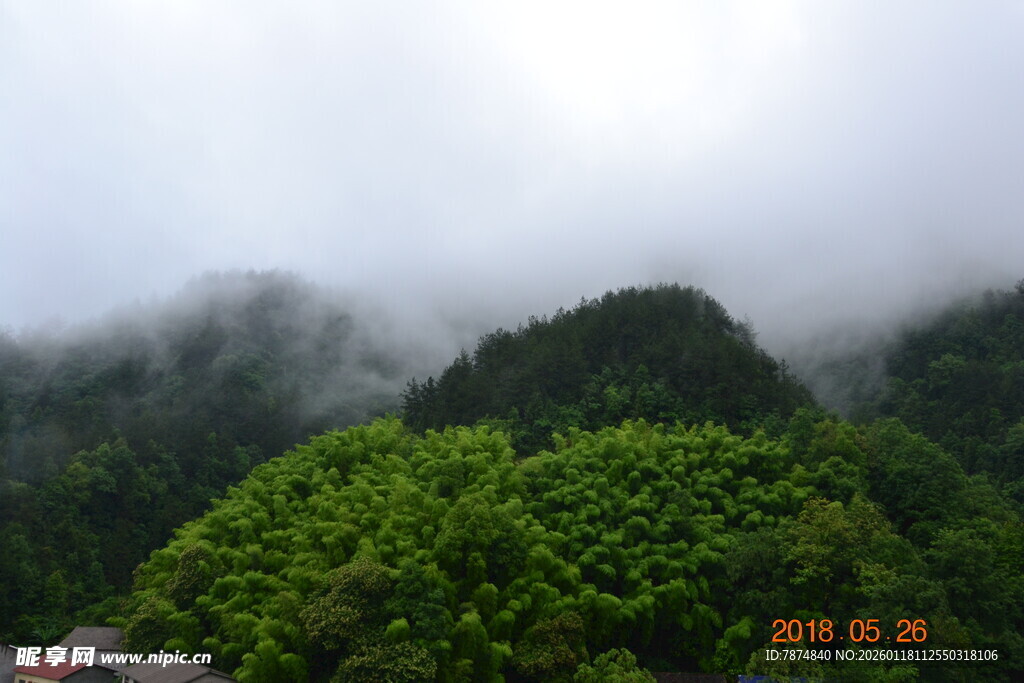云雾缭绕的翠绿山峦