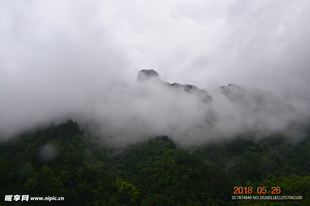 云雾缭绕的山间美景