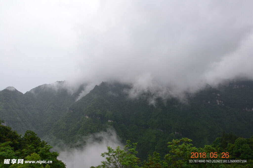 云雾缭绕的翠绿山峦